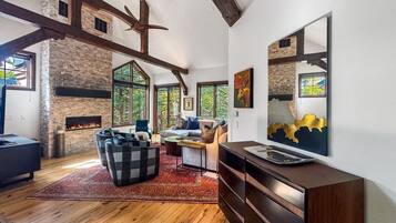 Televisión y chimenea