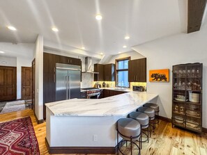 Réfrigérateur, four à micro-ondes, un four, surface de cuisson