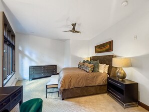 4 bedrooms, desk, WiFi, bed sheets