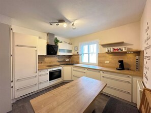 Micro-ondes, four, plaque de cuisson, lave-vaisselle