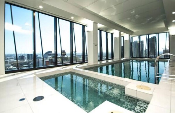 من حمّامات السباحة المغطاة