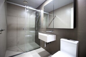 Sèche-cheveux, serviettes fournies, savon, papier toilette