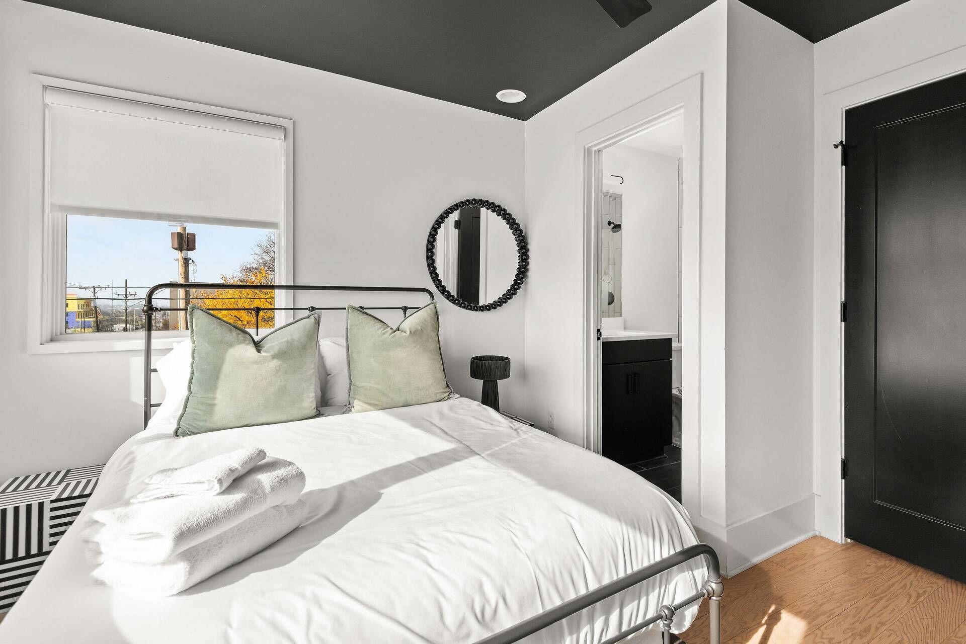 4 bedrooms, iron/ironing board, WiFi