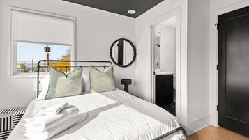 4 bedrooms, iron/ironing board, WiFi