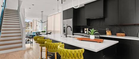 Fridge, microwave, dishwasher, coffee/tea maker