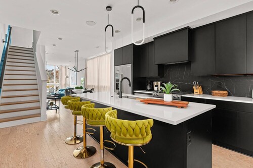 Grand Nash Life - New Listing - Huge Corner Townhome w/ Private Rooftop and Downtown View, 7 Beds