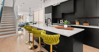 Grand Nash Life - New Listing - Huge Corner Townhome w/ Private Rooftop and Downtown View, 7 Beds