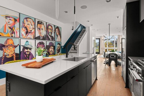 Grand Nash Life - New Listing - Huge Corner Townhome w/ Private Rooftop and Downtown View, 7 Beds