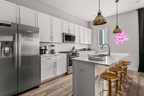 Kjøleskap, mikrobølgeovn, oppvaskmaskin og kaffetrakter/tekoker