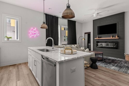 CMD ~ 4 Bedrooms ~ Huge Private Rooftop ~ 8 Beds ~ 8 Min to Downtown ~ City Views ~ Garage Parking