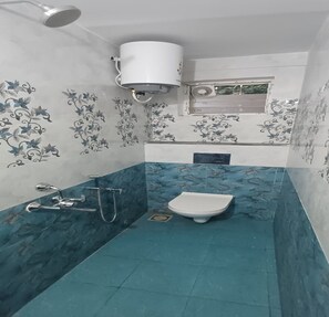 A bathroom with a toilet, a shower, and a sink. - Sun Shine Guest House (Puducherry)