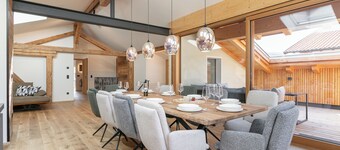 Luxury Penthouse w/ Sauna – 500m to Lift