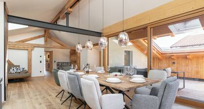 Luxury Penthouse w/ Sauna – 500m to Lift