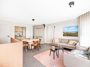 TV - Tastefully decorated apartment, prime location (Koksijde)