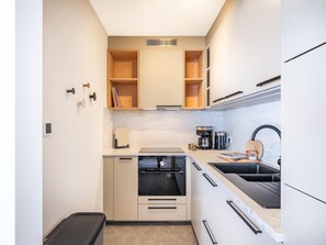 Fridge, microwave, stovetop, dishwasher - Tastefully decorated apartment, prime location (Koksijde)