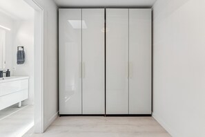 Interior - Rare Modern Family Getaway ~ 3 Acres & Game Room (Flagstaff)