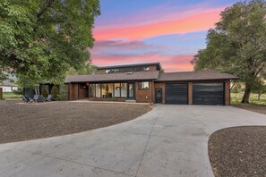 Exterior - Rare Modern Family Getaway ~ 3 Acres & Game Room (Flagstaff)