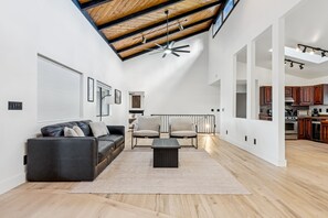 Smart TV, table football, ping pong - Rare Modern Family Getaway ~ 3 Acres & Game Room (Flagstaff)