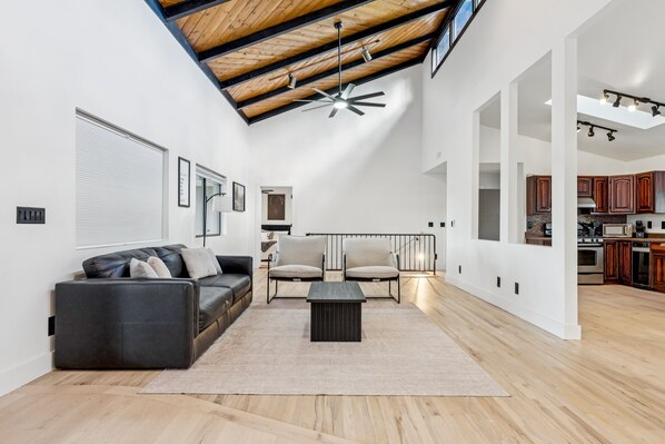 Smart TV, futbolito y tenis de mesa 