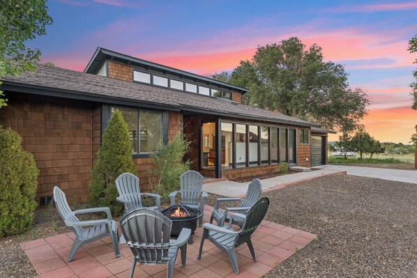 Terrace/patio - Rare Modern Family Getaway ~ 3 Acres & Game Room (Flagstaff)