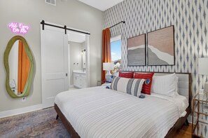 3 bedrooms, iron/ironing board, free WiFi, bed sheets - NEW Design, Hot Tub, Fire Pit Lounge & Close to DT (Nashville)