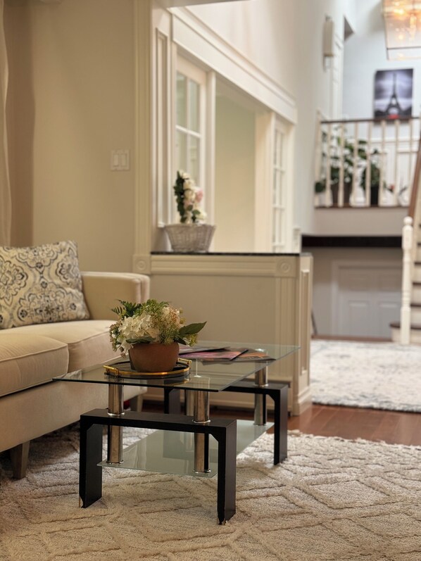 Interior - Big family friendly house close to Toronto and YYZ with perfect bbq backyard (Mississauga)