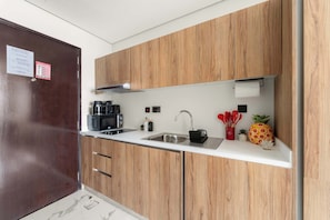 Geladeira, micro-ondas, fogão, cooktop