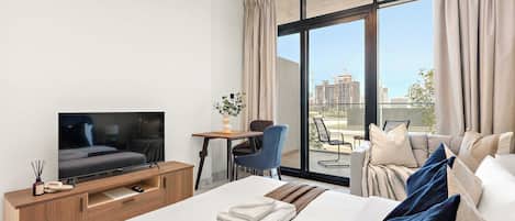 مكتب ومكواة/لوح كي وواي فاي وملاءات أسرّة