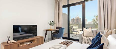 Escritorio, tabla de planchar con plancha, wifi y ropa de cama