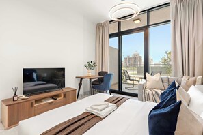 Escritorio, tabla de planchar con plancha, wifi y ropa de cama 