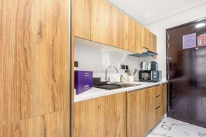 Réfrigérateur, four à micro-ondes, surface de cuisson, grille-pain