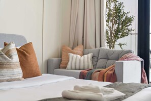 Desk, iron/ironing board, WiFi, bed sheets