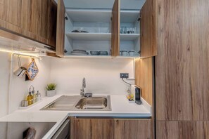 Kühlschrank, Mikrowelle, Herdplatte, Wasserkocher mit Kaffee-/Teezubehör