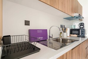 Frigorifero, microonde, forno, piano cottura