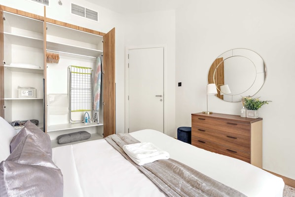 1 habitación, escritorio, tabla de planchar con plancha y wifi 