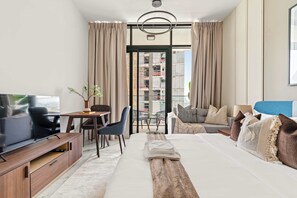 Escritorio, tabla de planchar con plancha, wifi y ropa de cama