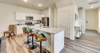 Screened Patio: Townhome 3 Mi to Dtwn Wilson!