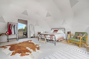 1 bedroom, travel cot, bed sheets