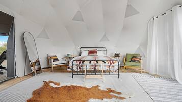 1 bedroom, travel crib, bed sheets