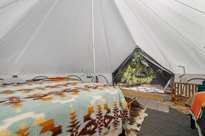 1 Schlafzimmer, Reisekinderbett, Bettwäsche