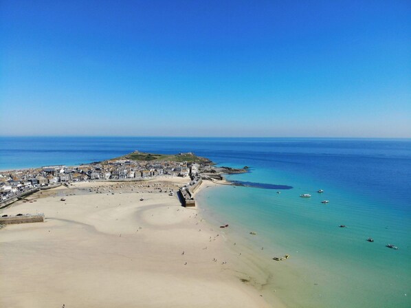 Beach nearby - Cosy Fisherman's Cottage, Seconds from Waterfront (St Ives)