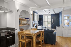 Fridge, microwave, oven, stovetop - Cosy Fisherman's Cottage, Seconds from Waterfront (St Ives)