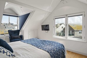 2 Schlafzimmer, Schreibtisch, Bügeleisen/Bügelbrett, Reisekinderbett