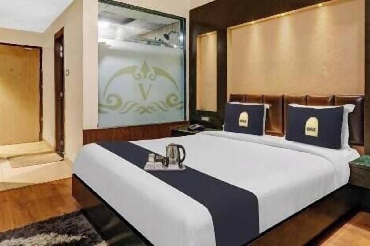 Desk, WiFi (free), bed sheets