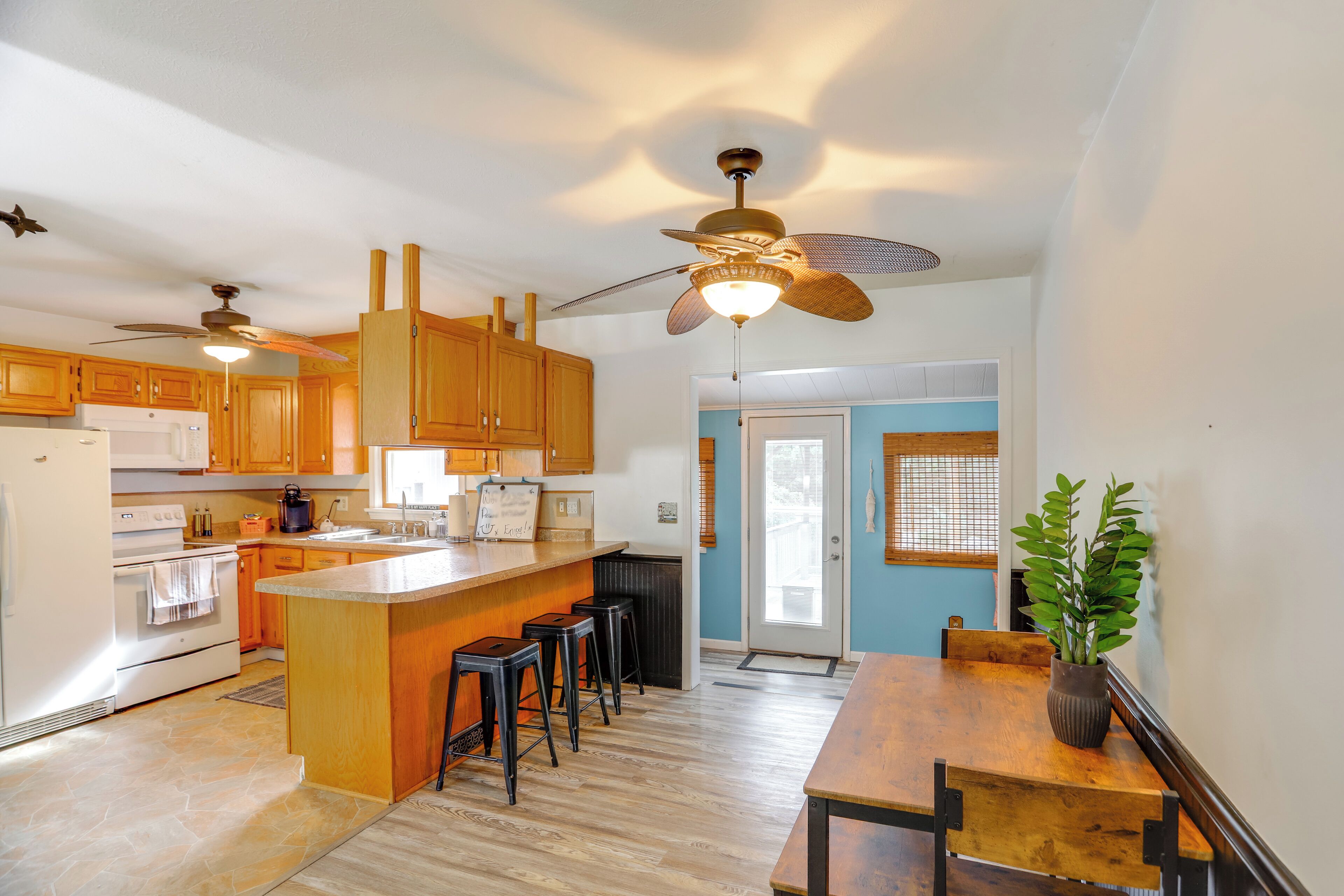 Kjøleskap, mikrobølgeovn, kokeplater og kaffetrakter/tekoker