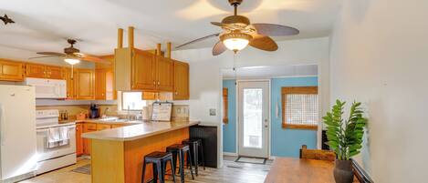 Frigorífic, microones, placa de cuina i cafetera i tetera