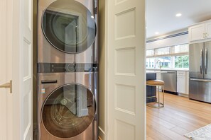 Interior - 1 Block to USNA Stadium: Modern Annapolis Home! (Annapolis)