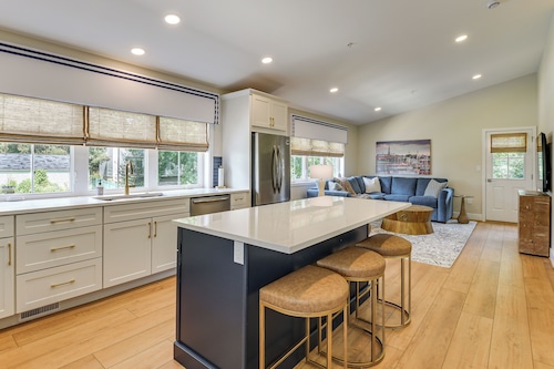 1 Block to USNA Stadium: Modern Annapolis Home!