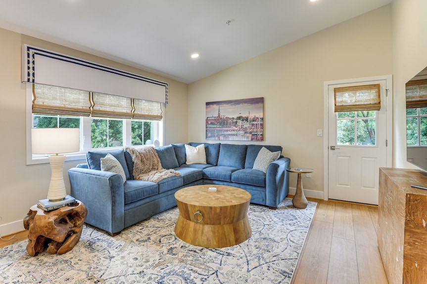 1 Block To Usna Stadium: Modern Annapolis Home! - Annapolis, MD