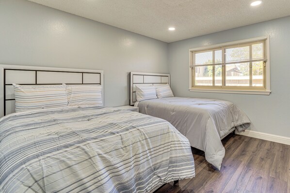 2 bedrooms, iron/ironing board, Internet, bed sheets
